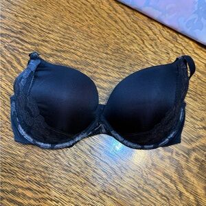 Maidenform Black Underwire Bra with Adjustable Straps